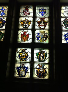 In Glas gefasste Wappen im Haus Schütting