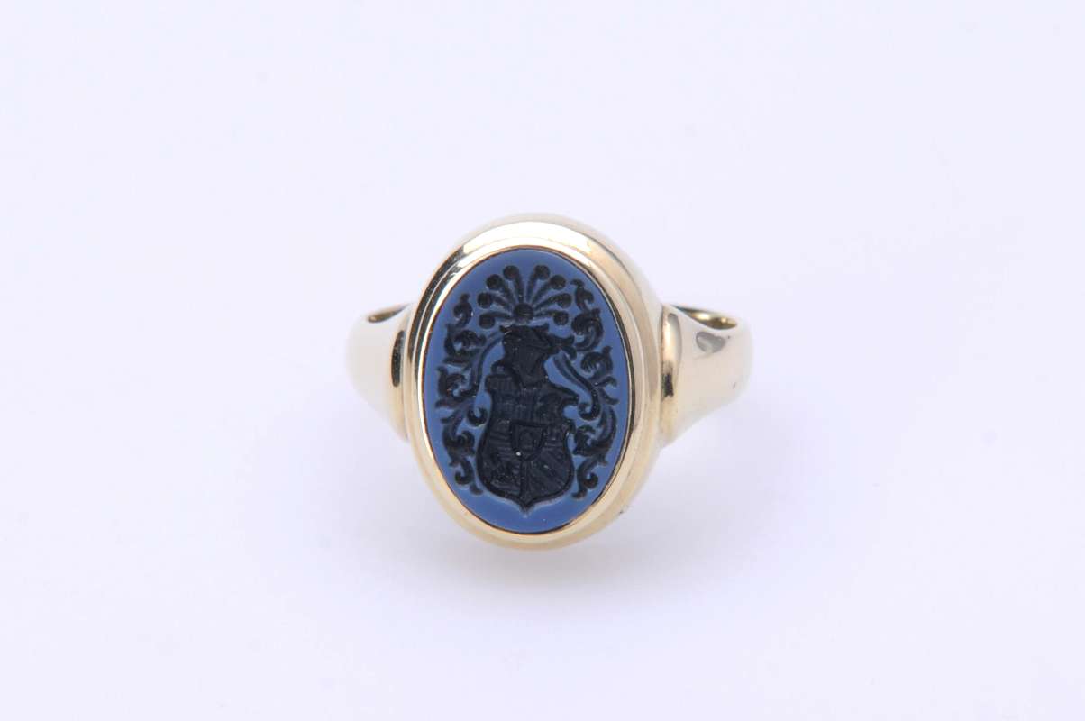 Siegelring Modell 21 / Gelbgold / Lagenstein blau Siegelring Modell 21 in Gelbgold mit Lagenstein blau