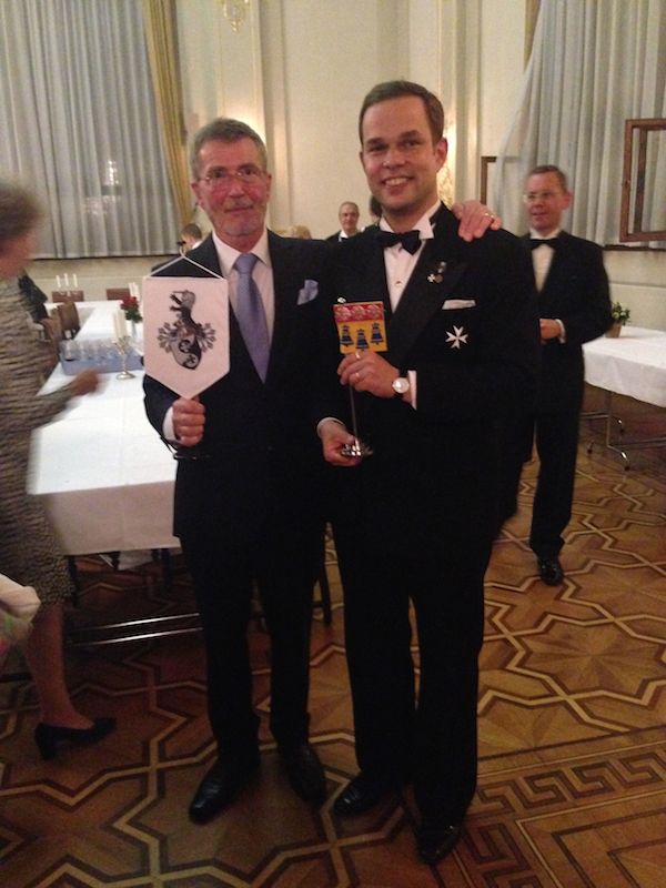 Dr. Rolf Sutter mit Wilhelm Brummer und ihren Tischwimpeln