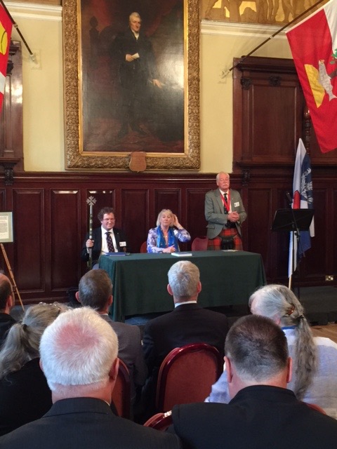 Kaare Seeberg Sidselrud, Elizabeth A. Roads und Alex Findlater bei der Eröffnungszeremonie