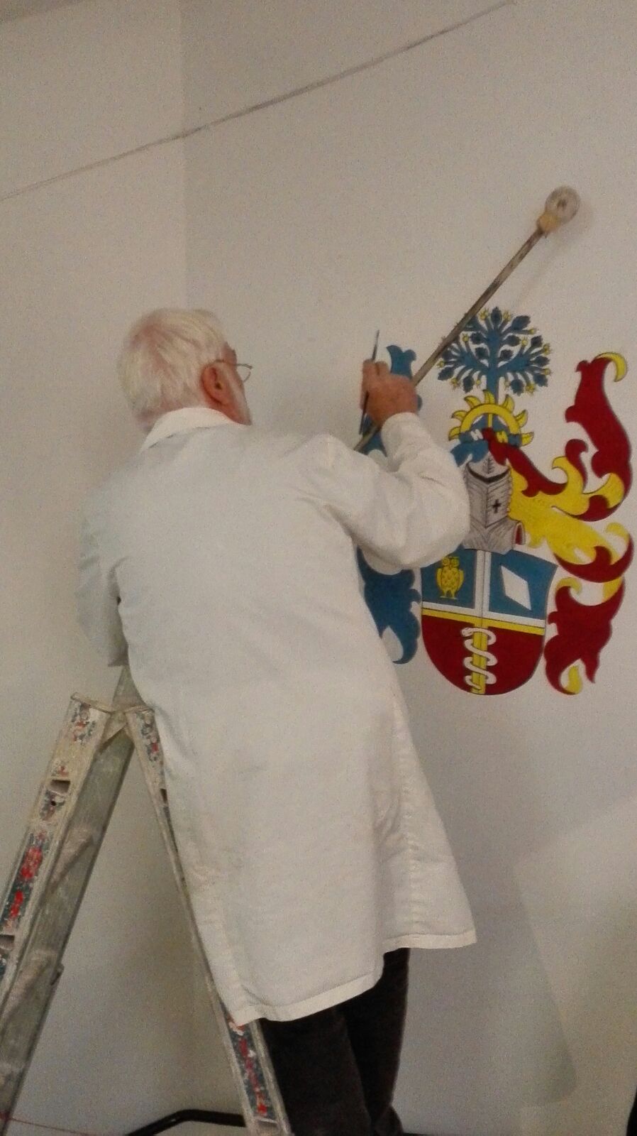 Kirchenmaler Michael Reczko bei der Arbeit