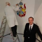 Für ein Erinnerungsfoto posiert der passionierte Heraldiker da natürlich gerne.