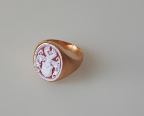 Siegelring Modell 11 / Rotgold / Lagenstein Rot / Gemme Siegelring Modell 11 / Rotgold / Lagenstein Rot / Gemme