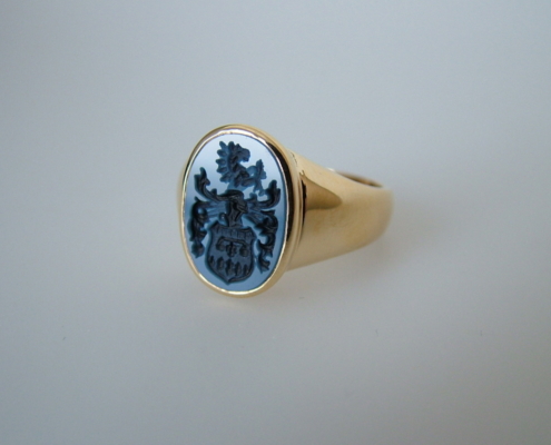 Siegelring Modell 15 / Gelbgold / Lagenstein mitelblau Siegelring Modell 15 / Gelbgold / Lagenstein Mitelblau