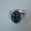 Siegelring Modell 15 / Weißgold / Lagenstein mittelblau Siegelring Modell 15 / Weißgold / Lagenstein Mittelblau
