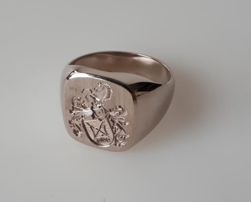 Siegelring Modell 19 / Weißgold / Goldplatte / Tiefstich Siegelring Modell 19 / Weißgold / Tiefstich