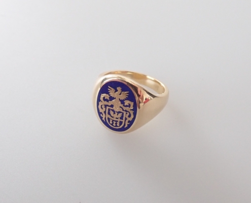 Siegelring Modell 29 / Gelbgold / Lapislazuli / Feingoldeinlage Siegelring Modell 29 / Gelbgold / Lapislazuli / Feingoldeinlage