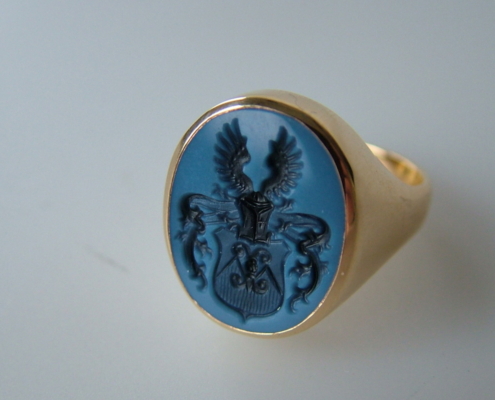 Siegelring Modell 32 / Gelbgold / Lagenstein Mittelblau Siegelring Modell 32 / Gelbgold / Lagenstein Mittelblau