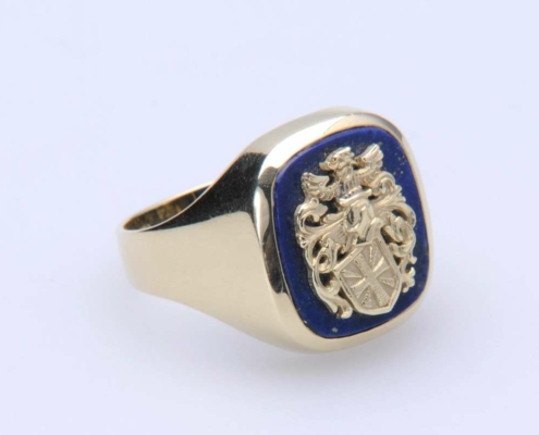 Siegelring Modell 4 / Gelbgold / Lapislazuli / Relief Siegelring Modell 4 / Gelbgold / Lapislazuli / Relief