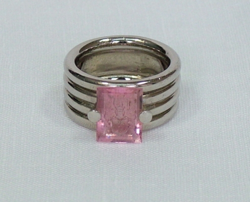 Siegelring Modell 52 Carree / Weißgold / Turmalin rosa Siegelring Modell 52 Carree / Weißgold / Turmalin Rosa