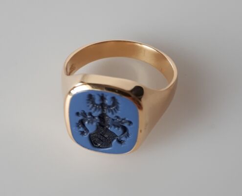 Ring 4 / Gelbgold / Lagenstein blau ring-4-GG-LS-Blau-siegelfaehige-gravur